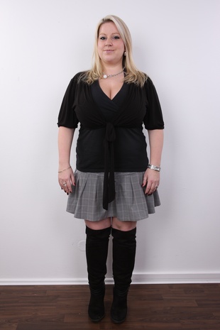 2. Download full pics of model Jana (26) from czechcasting.com