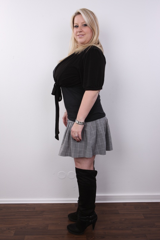 3. Download full pics of Jana (26) from czechcasting.com