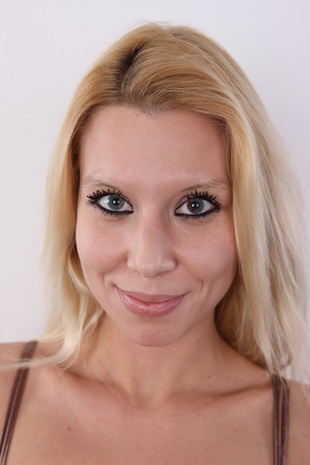 1. Download full pics of model Adriana (25) from czechcasting.com