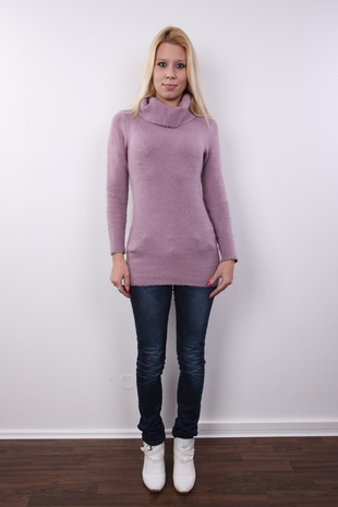 2. Download full pics of model Adriana (25) from czechcasting.com