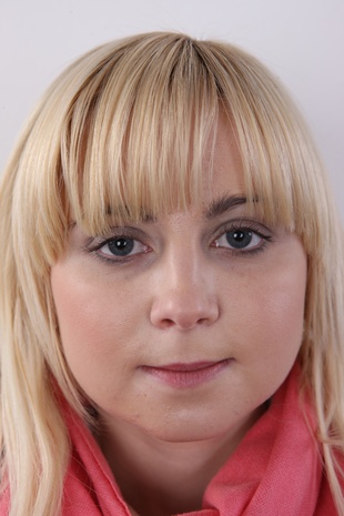 1. Download full pics of model Iveta (22) from czechcasting.com