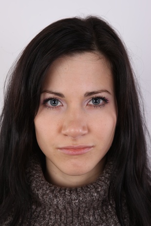1. Download full pics of model Jana (21) from czechcasting.com