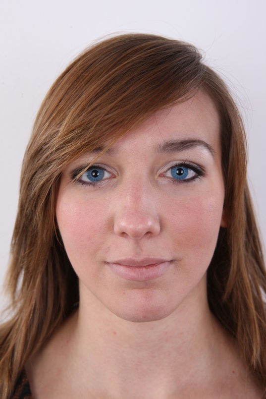 1. Download full pics of Vera (18) from czechcasting.com