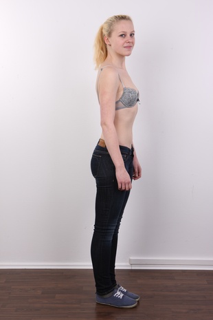 4. Download full pics of model Veronika (19) from czechcasting.com
