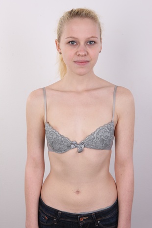 5. Download full pics of model Veronika (19) from czechcasting.com