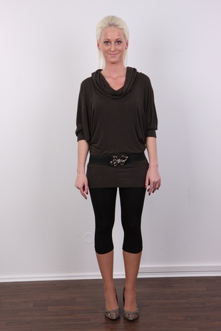 2. Download full pics of model Eva (21) from czechcasting.com