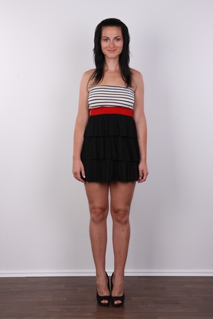 2. Download full pics of model Ivana (24) from czechcasting.com