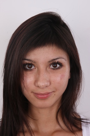1. Download full pics of model Isabela (18) from czechcasting.com