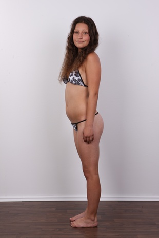 6. Download full pics of model Petra (24) from czechcasting.com
