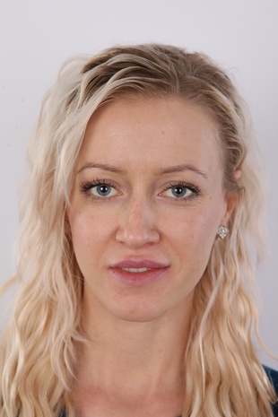 1. Download full pics of model Jana (26) from czechcasting.com