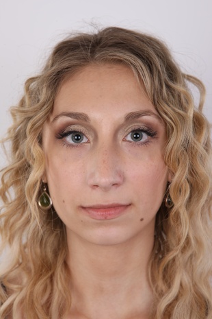 1. Download full pics of model Denisa (18) from czechcasting.com