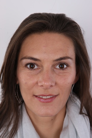 1. Download full pics of model Alena (33) from czechcasting.com