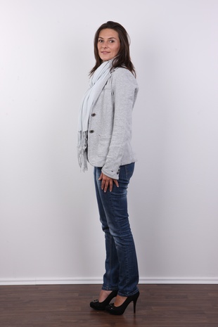 3. Download full pics of model Alena (33) from czechcasting.com
