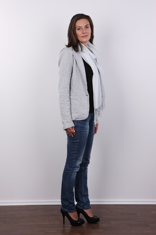 4. Download full pics of model Alena (33) from czechcasting.com