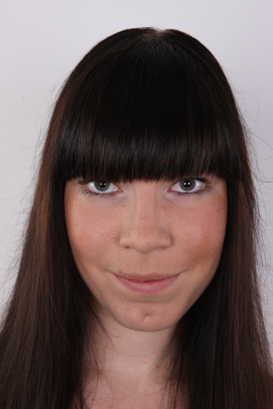 1. Download full pics of Zuzana (18) from czechcasting.com