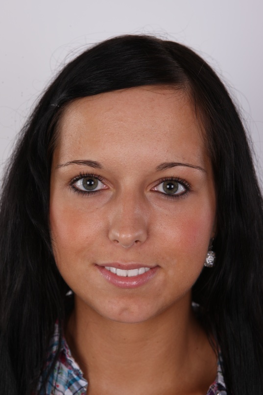 1. Download full pics of Karolina (22) from czechcasting.com