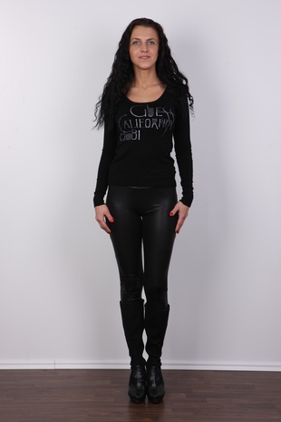 2. Download full pics of model Sandra (28) from czechcasting.com