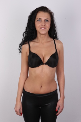6. Download full pics of model Sandra (28) from czechcasting.com