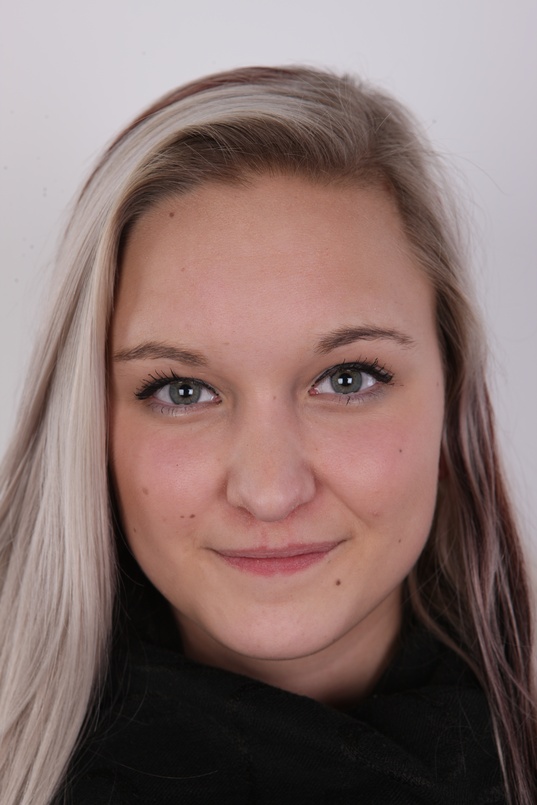 1. Download full pics of Karolina (18) from czechcasting.com