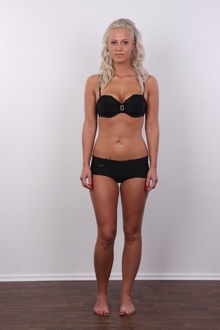 6. Download full pics of model Nikola (20) from czechcasting.com