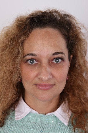 1. Download full pics of model Iva (36) from czechcasting.com