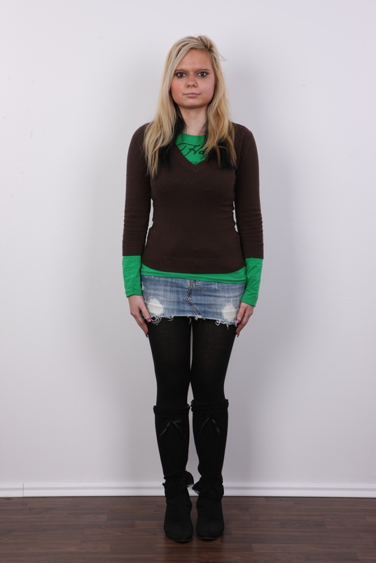 2. Download full pics of Daniela (19) from czechcasting.com