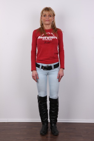 2. Download full pics of model Yvona (47) from czechcasting.com