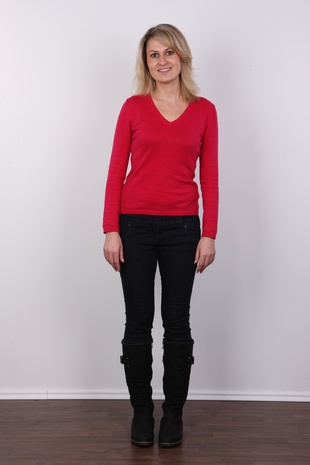 2. Download full pics of model Sandra (32) from czechcasting.com