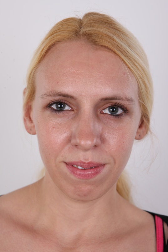 1. Download full pics of Zuzana (29) from czechcasting.com