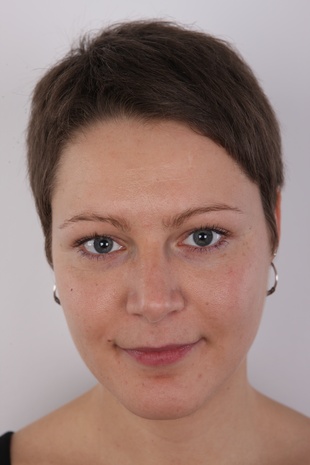 1. Download full pics of model Radka (25) from czechcasting.com