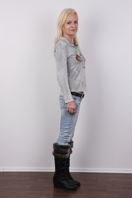 3. Download full pics of Blanka (47) from czechcasting.com