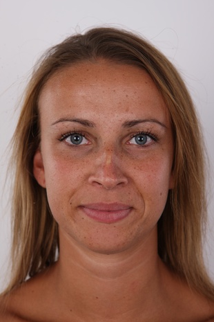 1. Download full pics of model Bibiana (25) from czechcasting.com