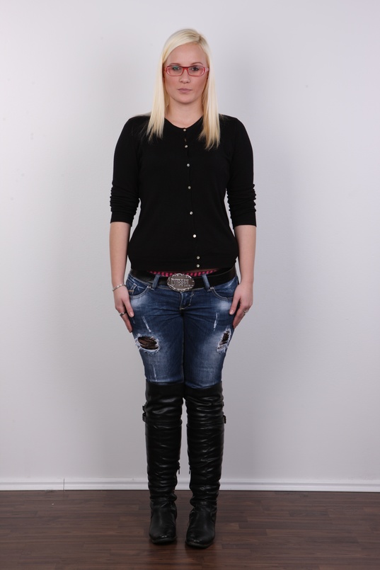 2. Download full pics of Tereza (23) from czechcasting.com