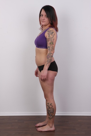 5. Download full pics of model Vendula (22) from czechcasting.com