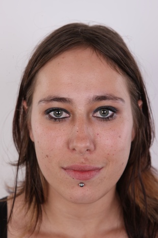 1. Download full pics of model Michaela (21) from czechcasting.com