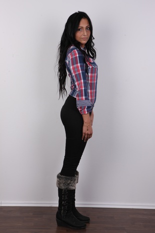 3. Download full pics of model Annemarie (19) from czechcasting.com