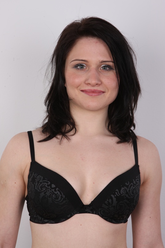 4. Download full pics of Marie (22) from czechcasting.com