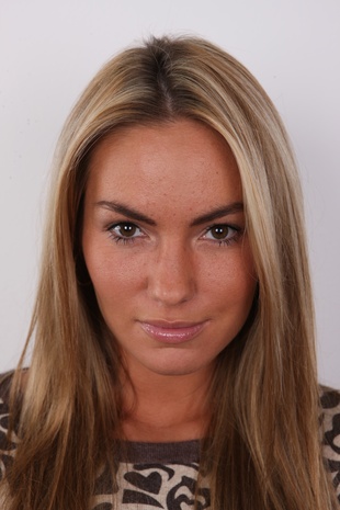 1. Download full pics of model Veronika (26) from czechcasting.com