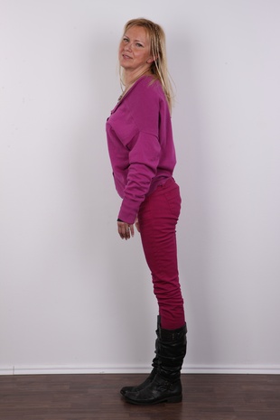 3. Download full pics of model Jaroslava (52) from czechcasting.com