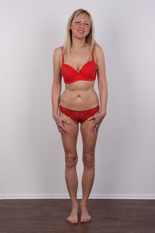 7. Download full pics of model Jaroslava (52) from czechcasting.com