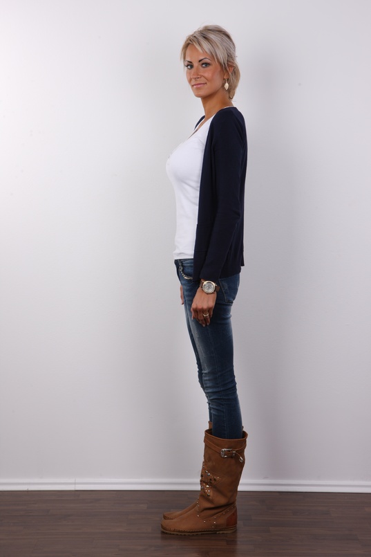 3. Download full pics of Martina (25) from czechcasting.com