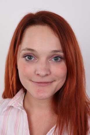 1. Download full pics of model Zaneta (27) from czechcasting.com