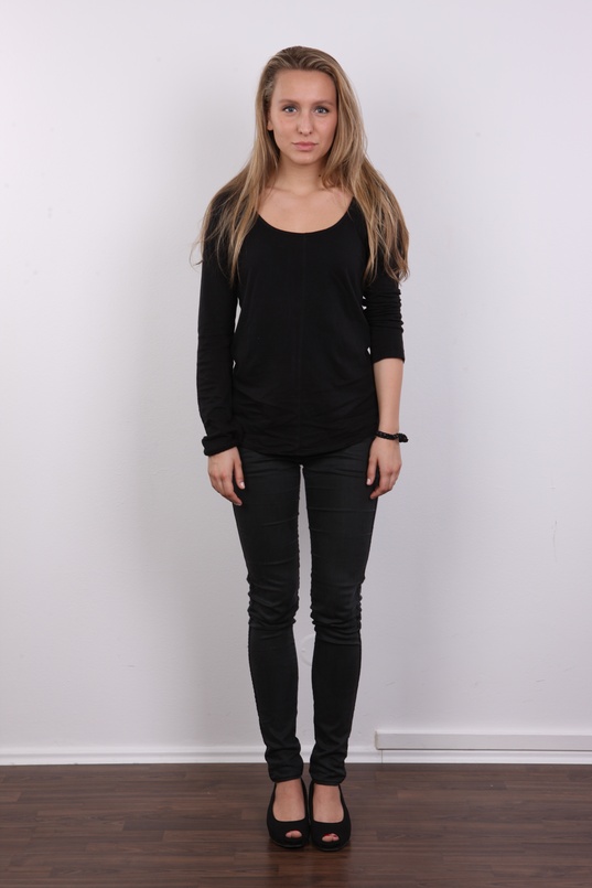 2. Download full pics of Inez (18) from czechcasting.com