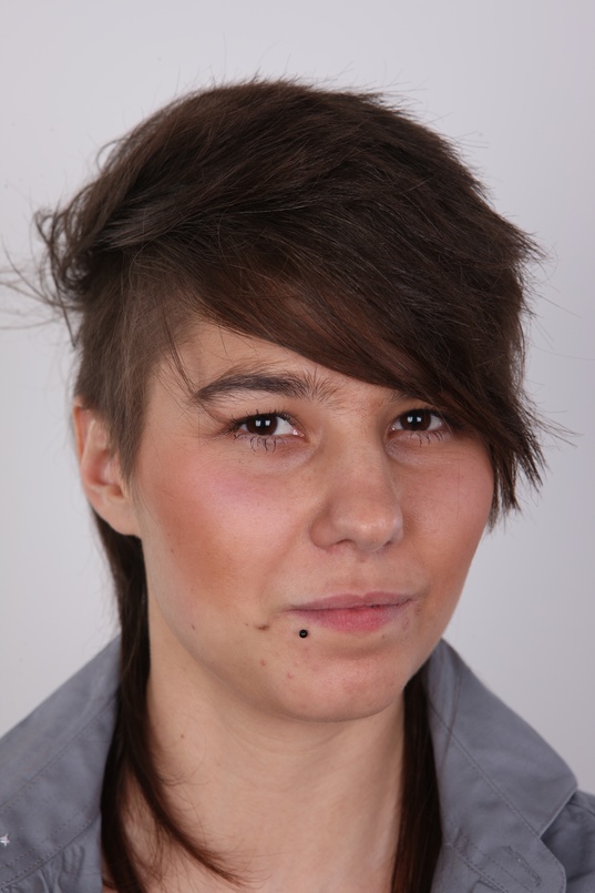 1. Download full pics of Lucie (21) from czechcasting.com