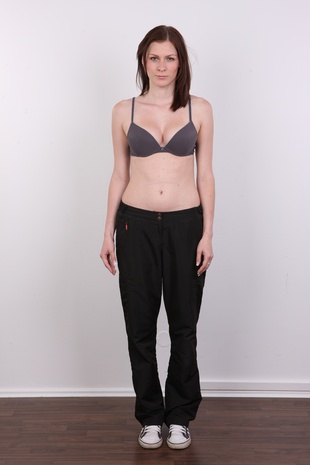 4. Download full pics of model Tereza (21) from czechcasting.com
