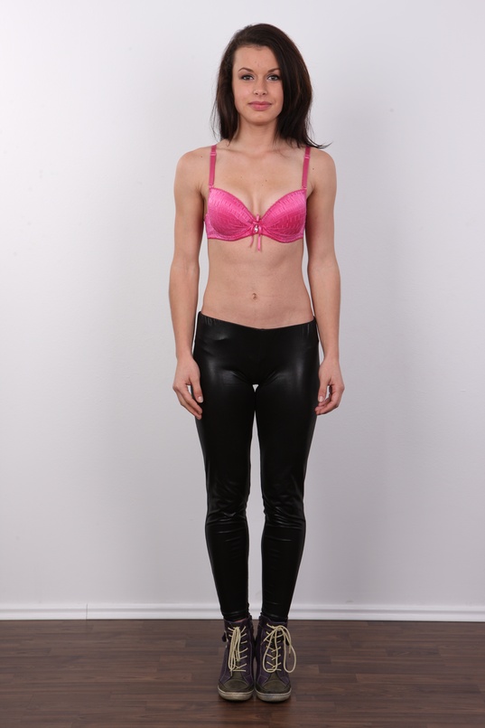 4. Download full pics of Laura (21) from czechcasting.com