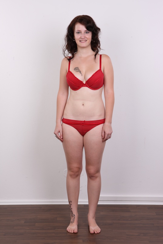 6. Download full pics of Jitka (21) from czechcasting.com