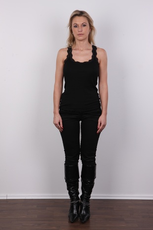 2. Download full pics of model Renata (32) from czechcasting.com