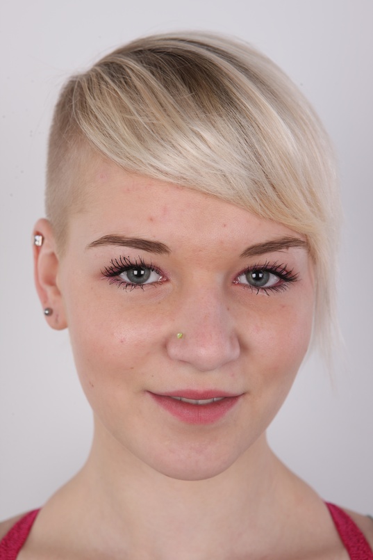 1. Download full pics of Karolina (18) from czechcasting.com