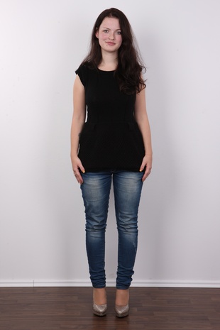 2. Download full pics of model Marie (21) from czechcasting.com